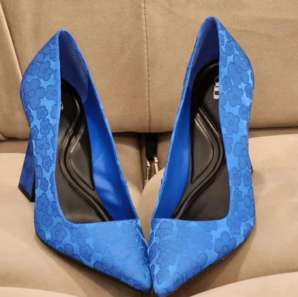 Gianni Bini Women's Self-Made Daisy Satin Blue Closed Toe Pumps Size 8.5 - Picture 5 of 7